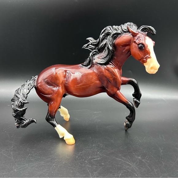 Breyer Shelby 2023 CC Gambler’s Choice Glossy Bay Nokota Horse Rare - Picture 3 of 11